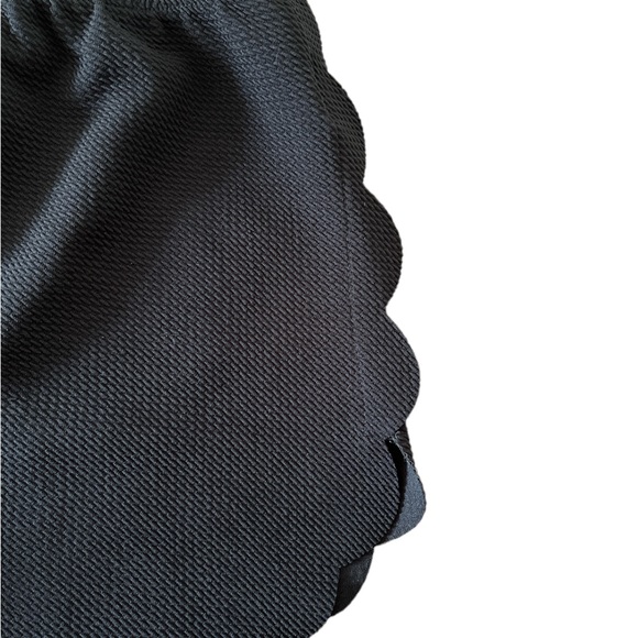 NWOT Women’s scalloped shorts - Picture 4 of 5